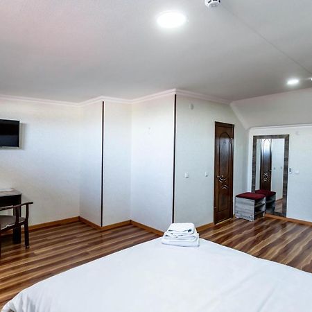 Garden Plaza Hotel Navoi Luaran gambar