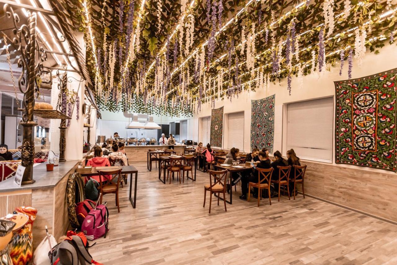 Garden Plaza Hotel Navoi Luaran gambar