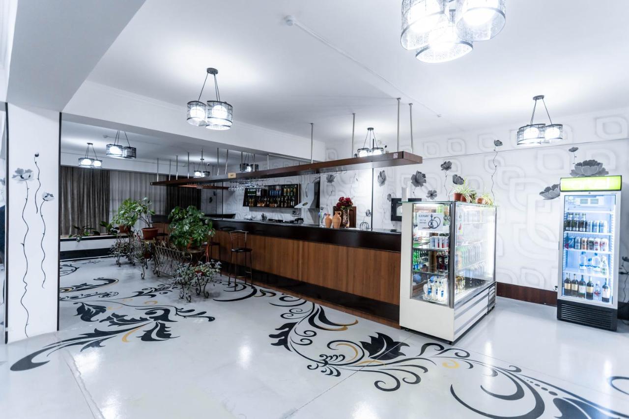 Garden Plaza Hotel Navoi Luaran gambar